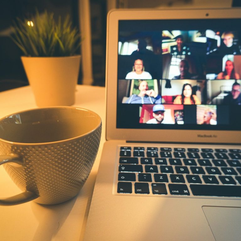 Ein Laptop auf dem gerade ein Webinar läuft