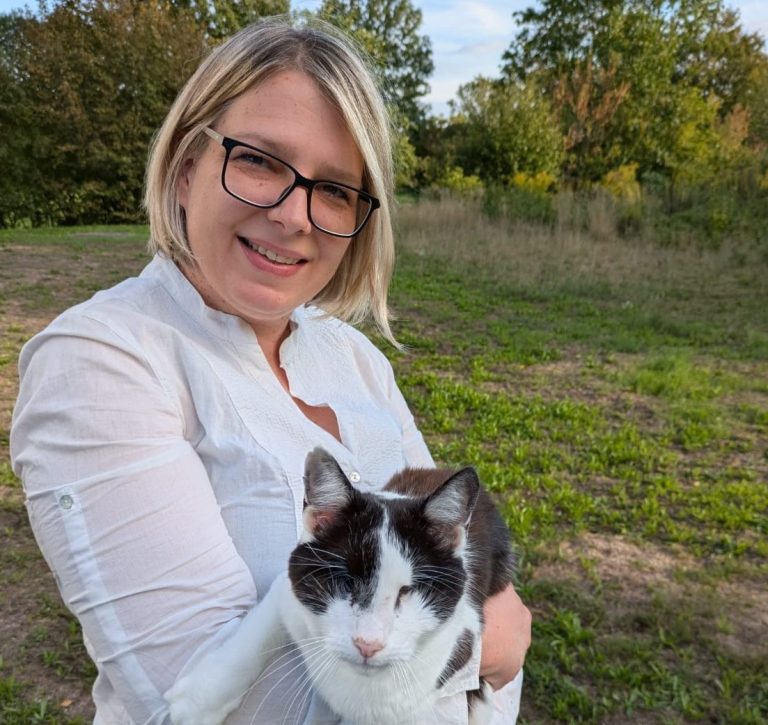 Ein Foto von mir mit unserem Kater Quentin am Arm